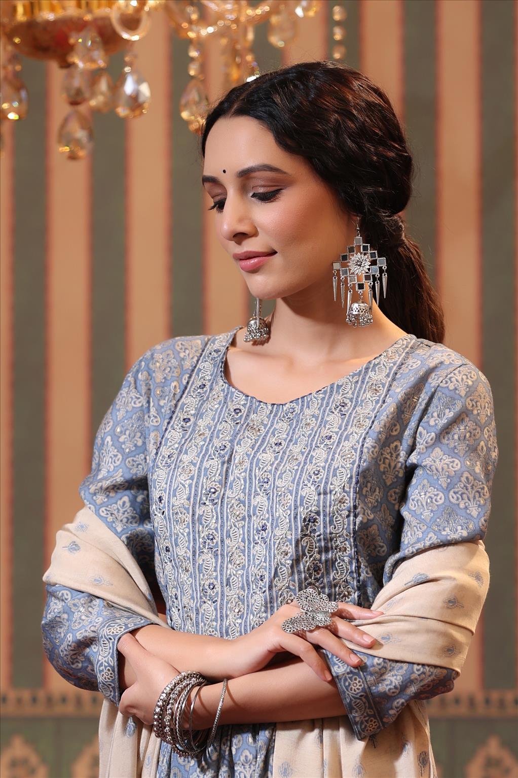 Grey Muslin Silk Yoke Embroidered Side Slits Kurta Pant Dupatta Set