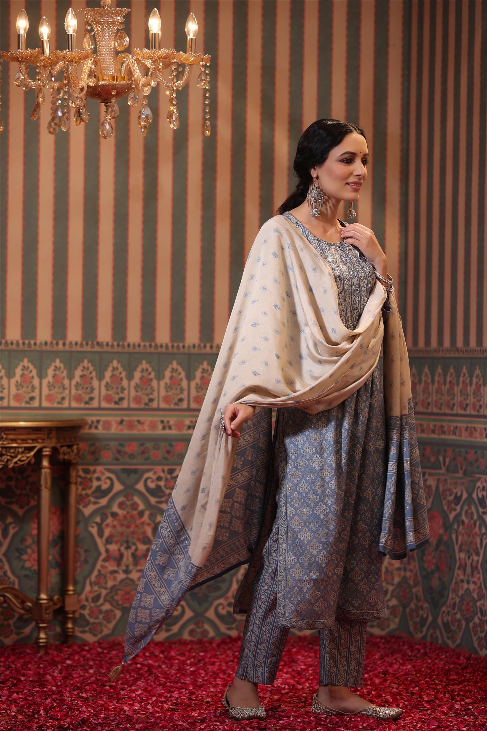 Grey Muslin Silk Yoke Embroidered Side Slits Kurta Pant Dupatta Set