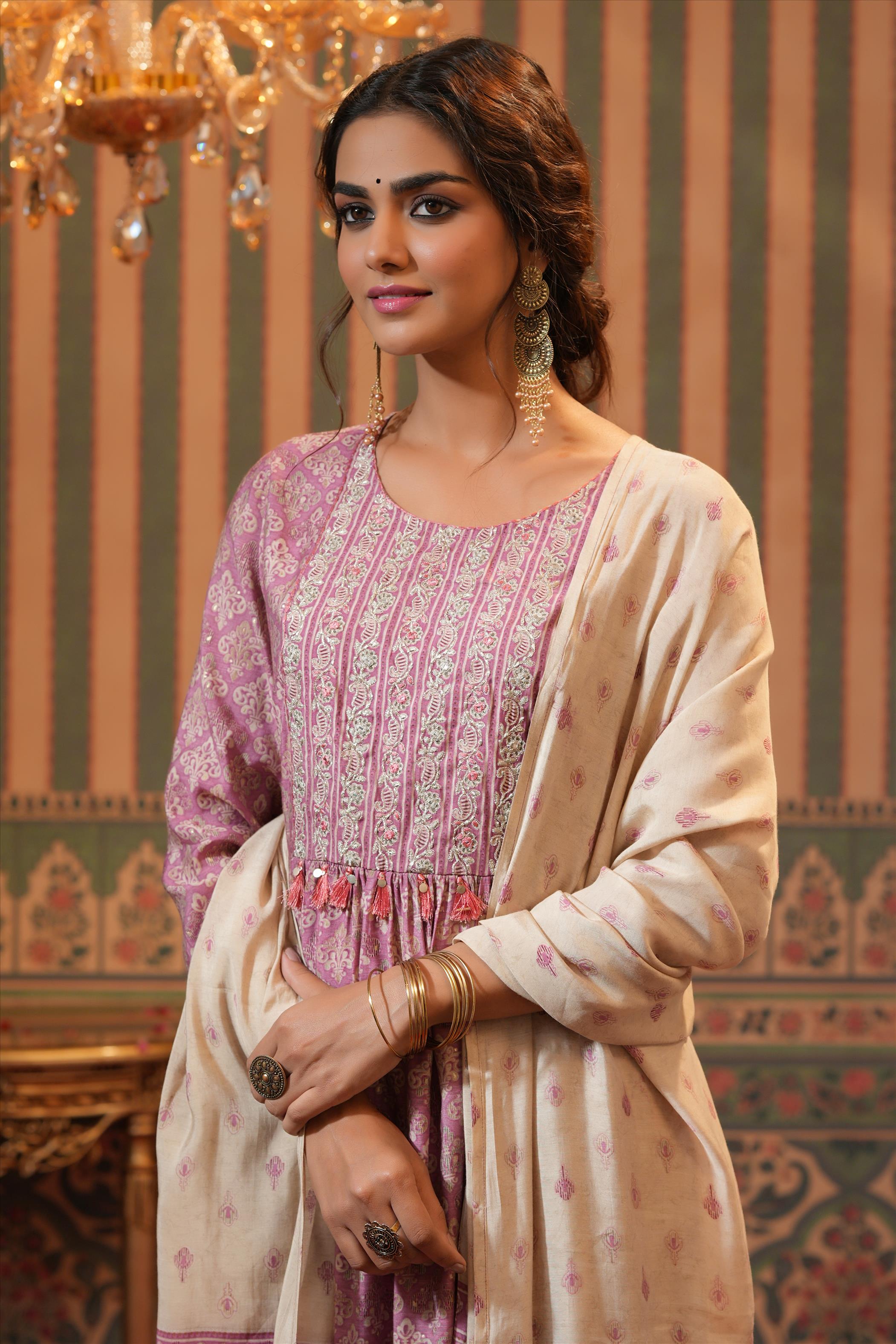 Lavender Muslin Silk Yoke Embroidered Side Slits Kurta Pant Dupatta Set